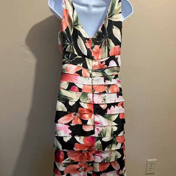 V-neck, peach, pink, cream, white floral/tropical print, layered bodice, slvless - Picture 3 of 4